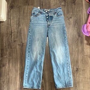 Cropped Levi’s “Ribcage Straight Ankle” Jeans